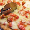 Pizza s kápiou a rajčinami
